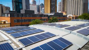Hier einige ausgewählte Beispiele, welche Solaranlagen montiert auf Flachdächern zeigen: