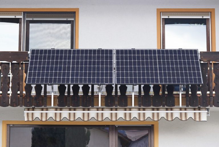 Photovoltaikanlage an einem Balkon