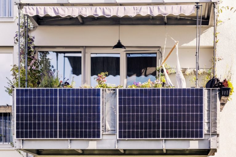 Photovoltaik-Panels an Balkongeländer